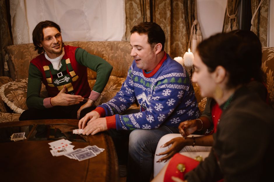 Smiech priateľov pri party hre s krycími menami